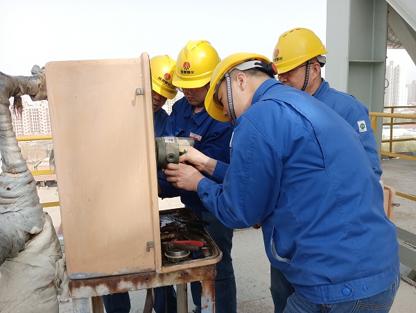 4月6日，空分尿素工段段長郭凱、技術(shù)員張桂芳等人在尿素框架五樓進(jìn)行電纜更換，變送器接線檢維修工作  計控電儀部 馮香妮 攝.jpg