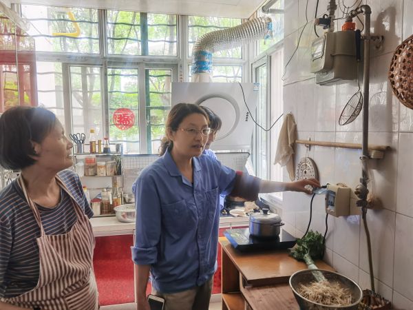 5.16日，女工協(xié)管員進(jìn)入職工家屬家里進(jìn)行安全用電宣講.jpg