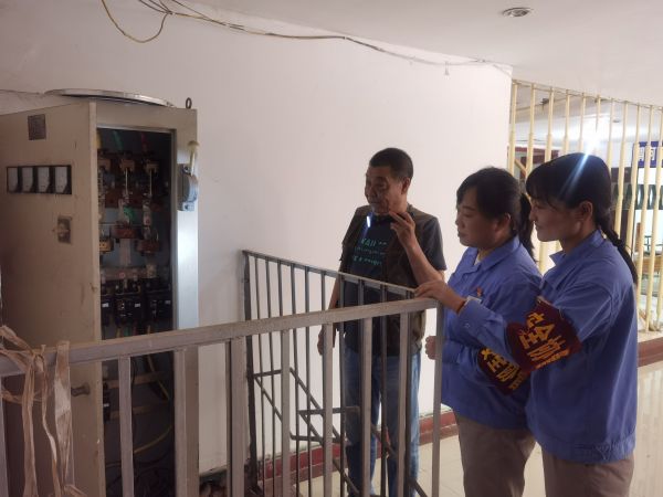 6月19日，公司女工協(xié)管員對單身樓配電間進(jìn)行安全用電檢查.jpg