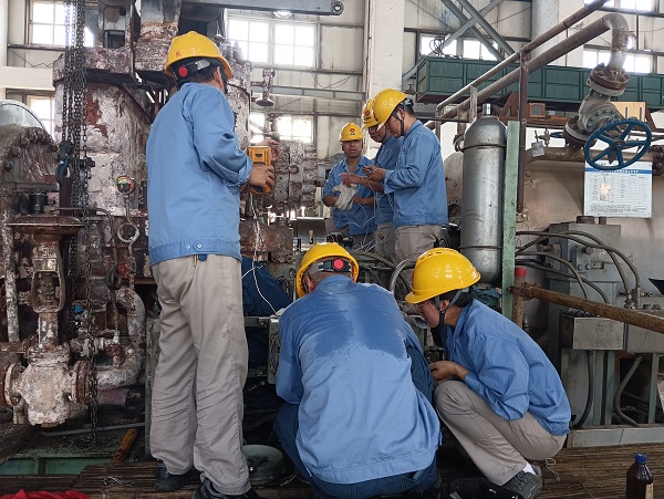 8月31日，二期機(jī)組廠房二樓空分尿素工段人員在回裝空壓機(jī)軸系儀表-3.jpg