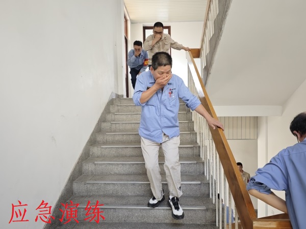 6月13日上午，各樓層人員在疏散引導(dǎo)組成員的帶領(lǐng)下進(jìn)行有序逃生.jpg